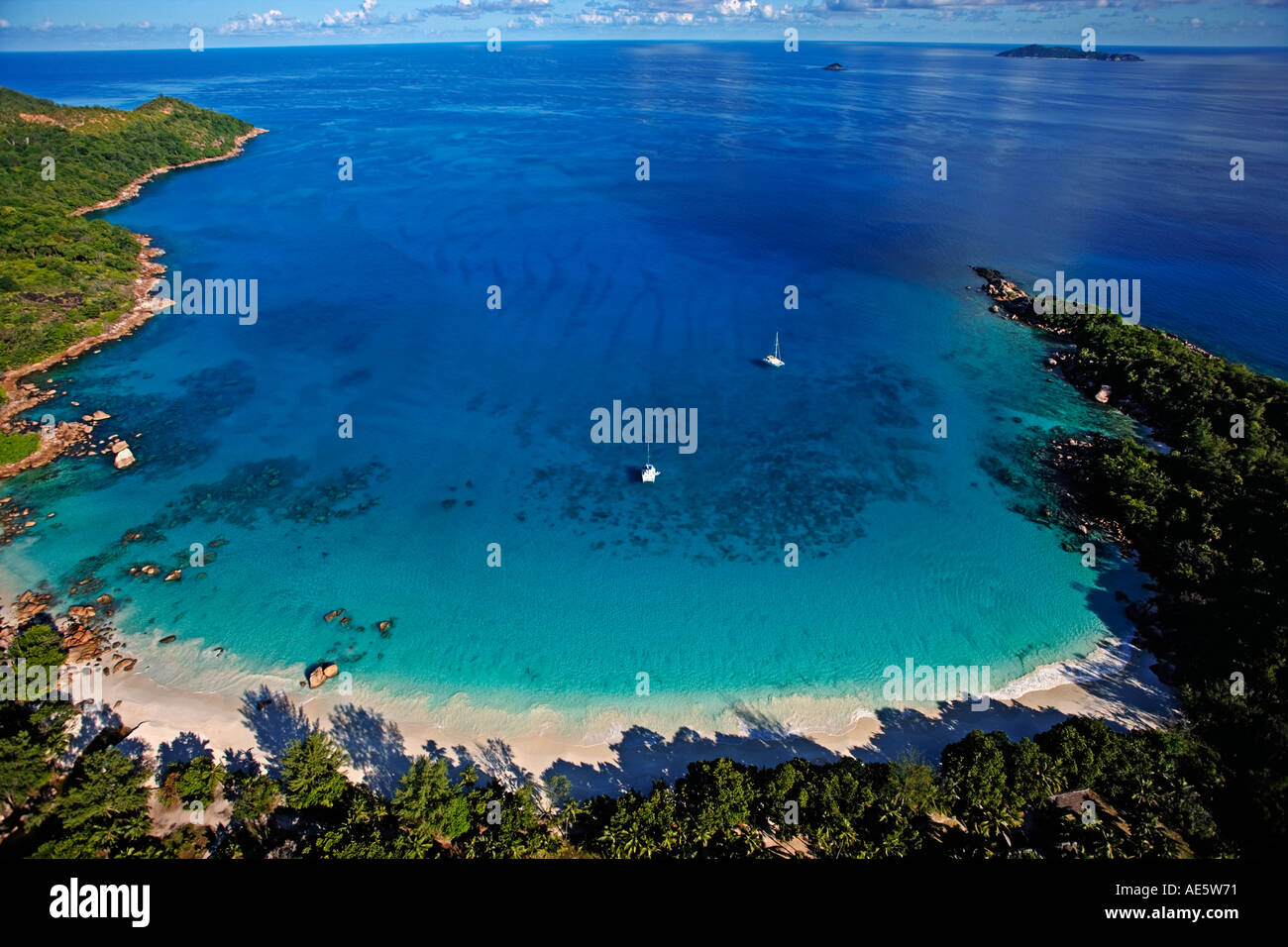 Luftbild von Strand und Boote auf Praslin Insel Aride Island am Horizont Insel Praslin Seychellen Stockfoto