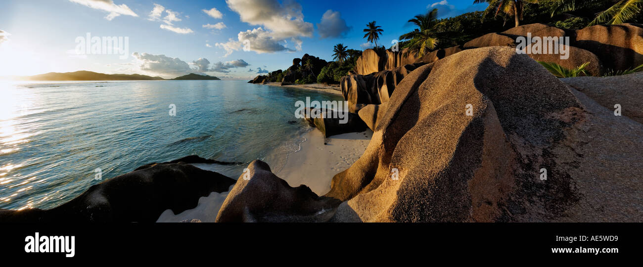 Panoramablick auf Strand und Granit Felsen La Digue Island-Seychellen Stockfoto