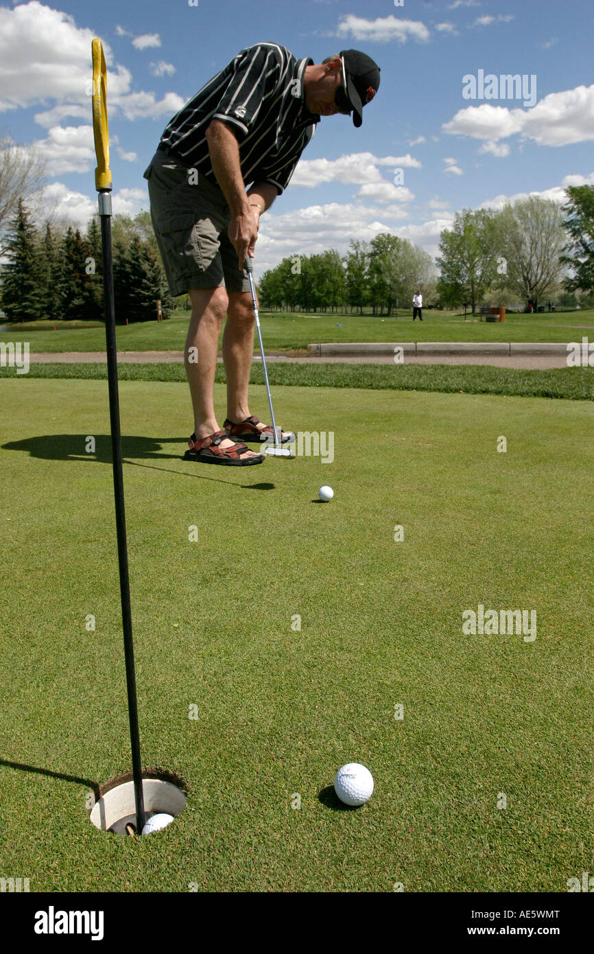 Menschen üben Golf Putt auf Praxis grün Stockfoto