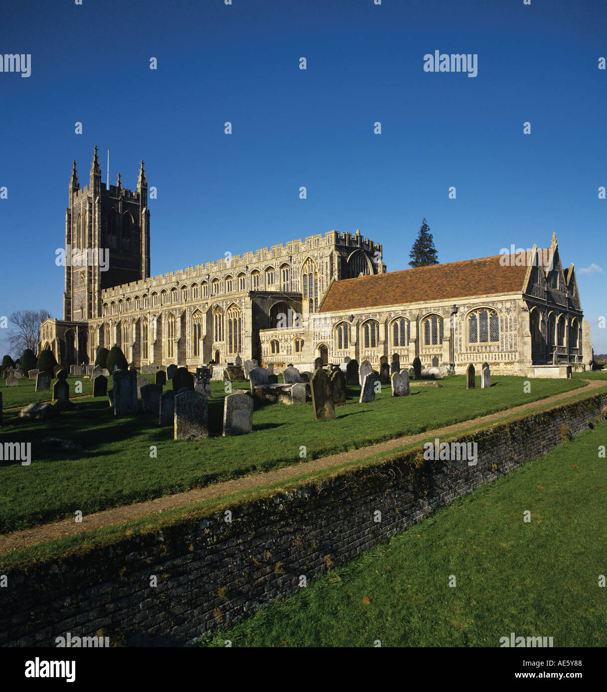 Kirche der Heiligen Dreifaltigkeit mit der Marienkapelle auf der rechten Seite der Flushwork ist wahrscheinlich das schönste in East Anglia Stockfoto