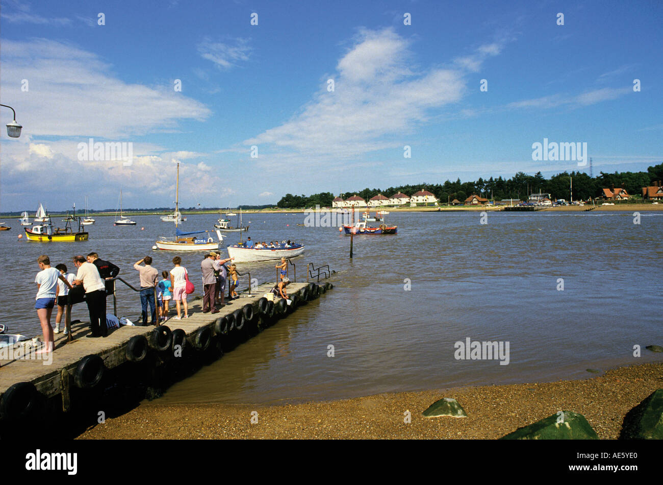 Kleinen Personenfähre führt die Besucher über die Mündung des River Deben, Bawdsey im Sommer Stockfoto