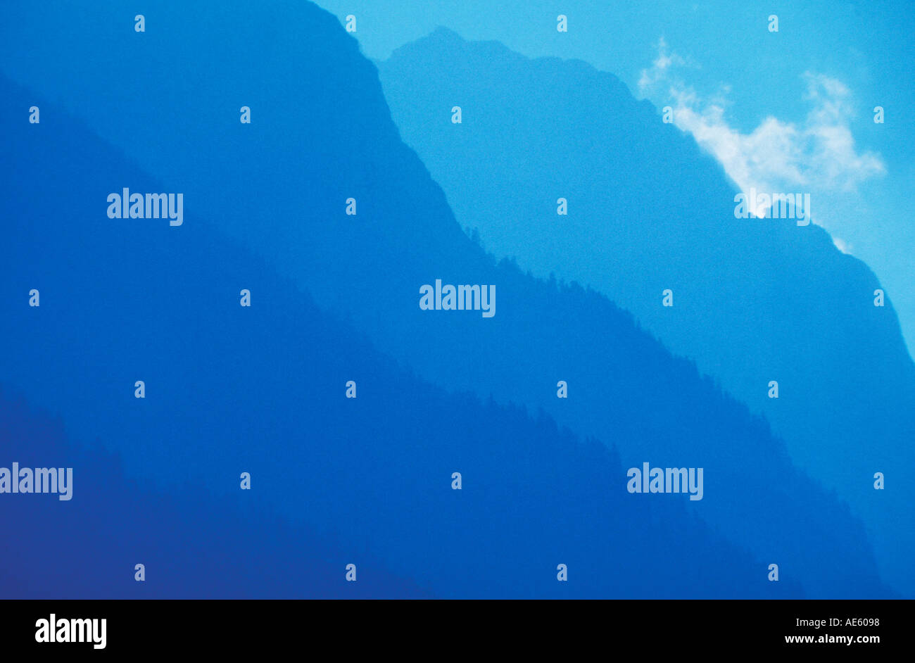 Blaues Licht auf bewaldeten Velebit-Gebirge in Kroatien Stockfoto