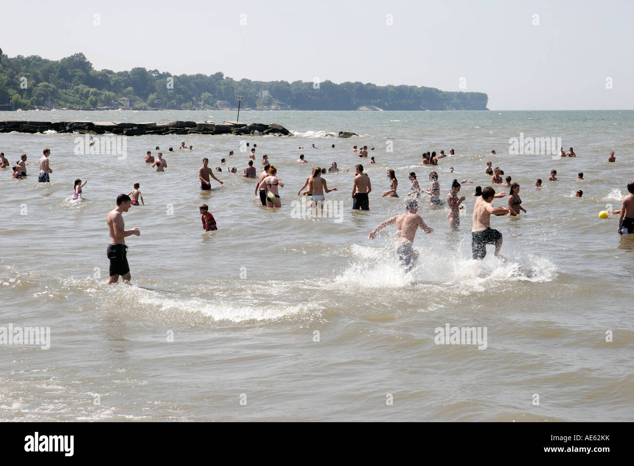 Cleveland Ohio, Lake Erie, Huntington Reservation Park, öffentlich, Strände, Sonnenbaden, Sonnenbaden, Surfen, Schwimmer, Besucher reisen Touristen an Stockfoto