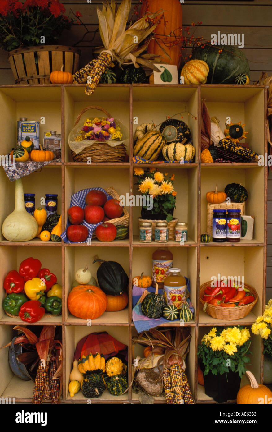 Farmer's Market Anzeige Regale mit Garten produzieren im Herbst für die  Dekoration und das Essen, Westminster Vermont USA Stockfotografie - Alamy