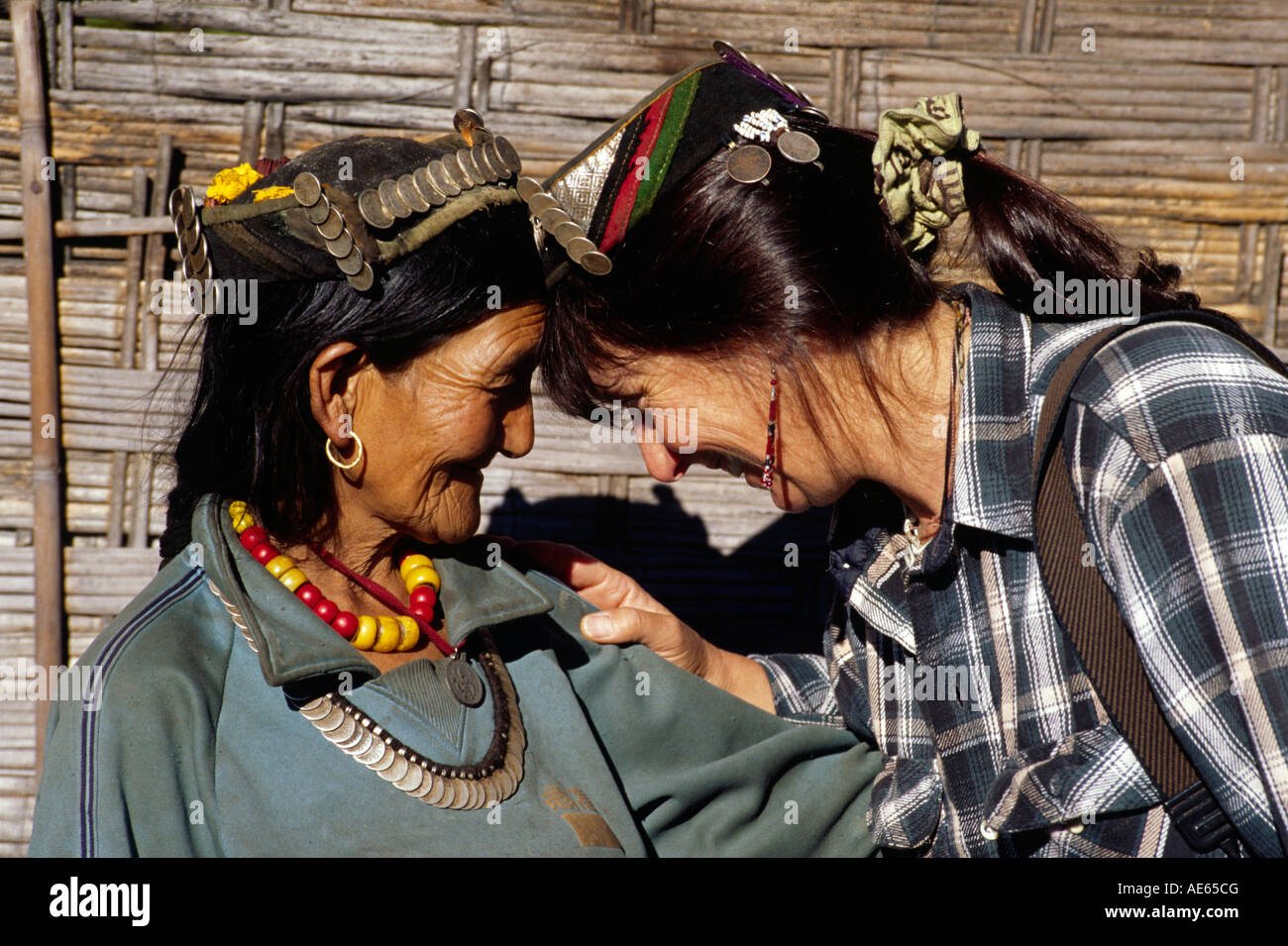 Christine freundet sich im SHERPA-Dorf des oberen WALENG auf der Rückreise von MAKALU NEPAL Stockfoto