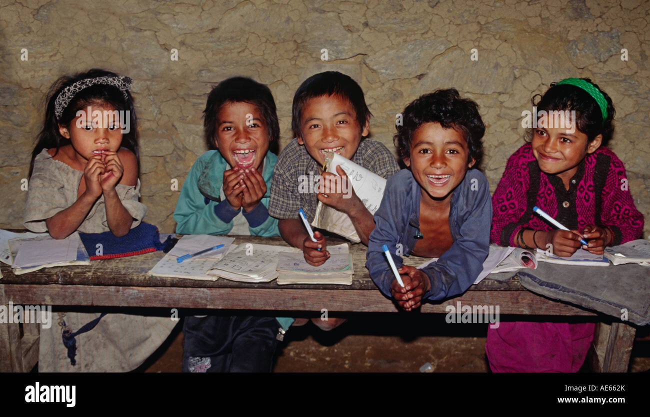 NEPALESISCHE Kinder lernen in ihrer Schule in der Nähe des Dorfes NUM auf dem Weg nach Osten NEPALS MAKALU Stockfoto