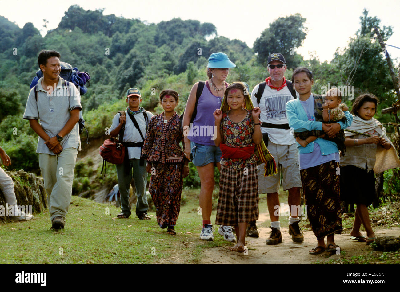 Unsere Fraktion geht mit Dorfbewohnern unterwegs zum MAKALU Ost-NEPAL Stockfoto