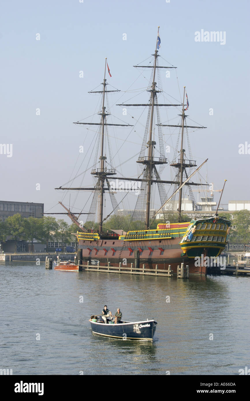 Amsterdam, Holland.  De-Amsterdam im Scheepvaart Museum. Nachbau des 18. Jahrhunderts Segelschiff Stockfoto