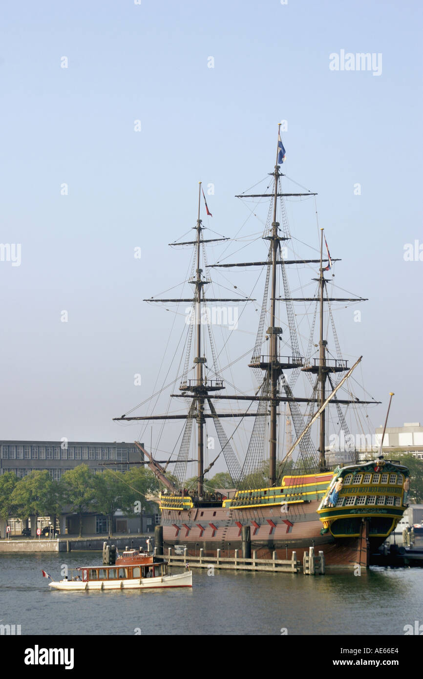 Amsterdam, Holland.de Amsterdam Scheepvaart Museum. Replik des 18. Jahrhunderts Segelschiff Stockfoto