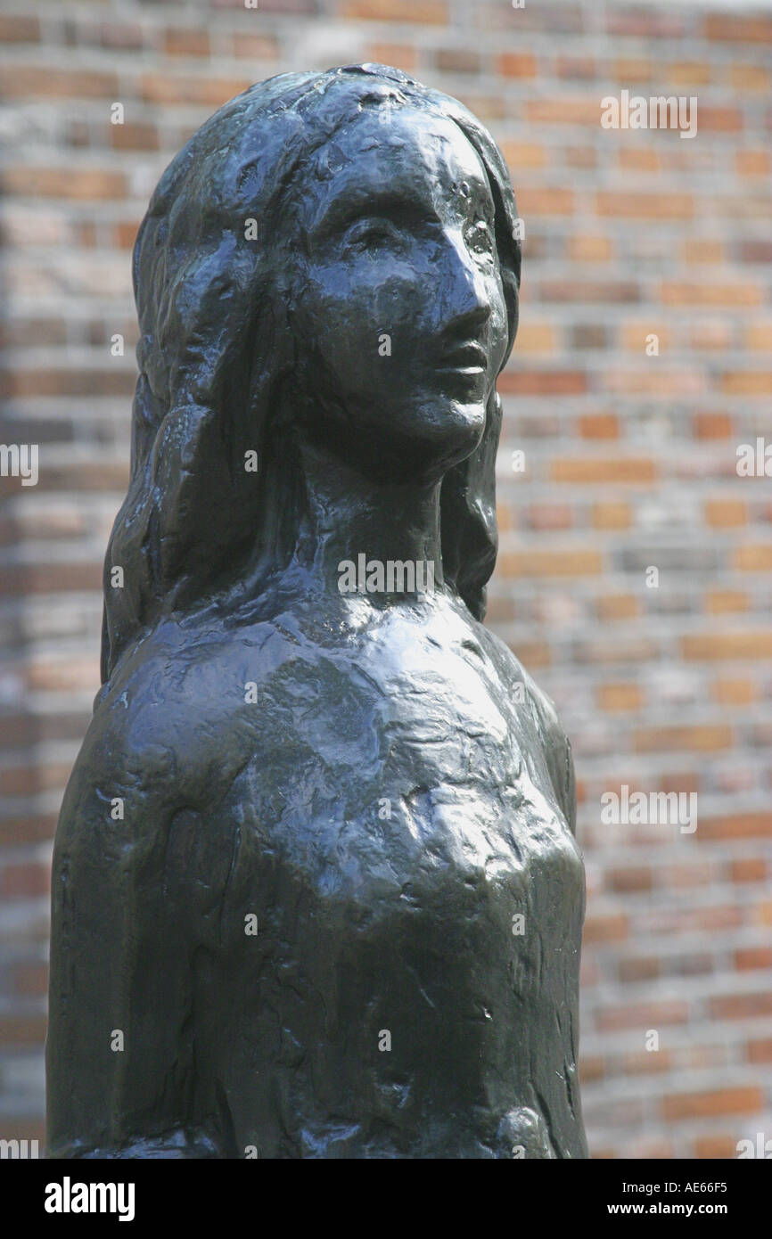 Amsterdam, Holland. Statue von Anne Frank, 1929-45, geschaffen von Bildhauer mari Andriessen silverster. Stockfoto