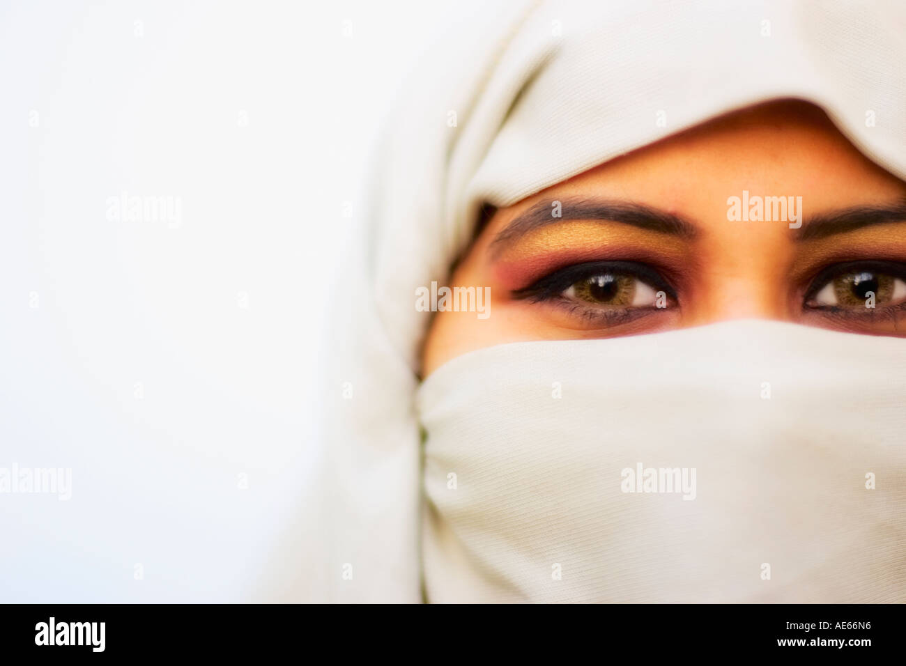 Schöne Frau trägt hijab Stockfoto