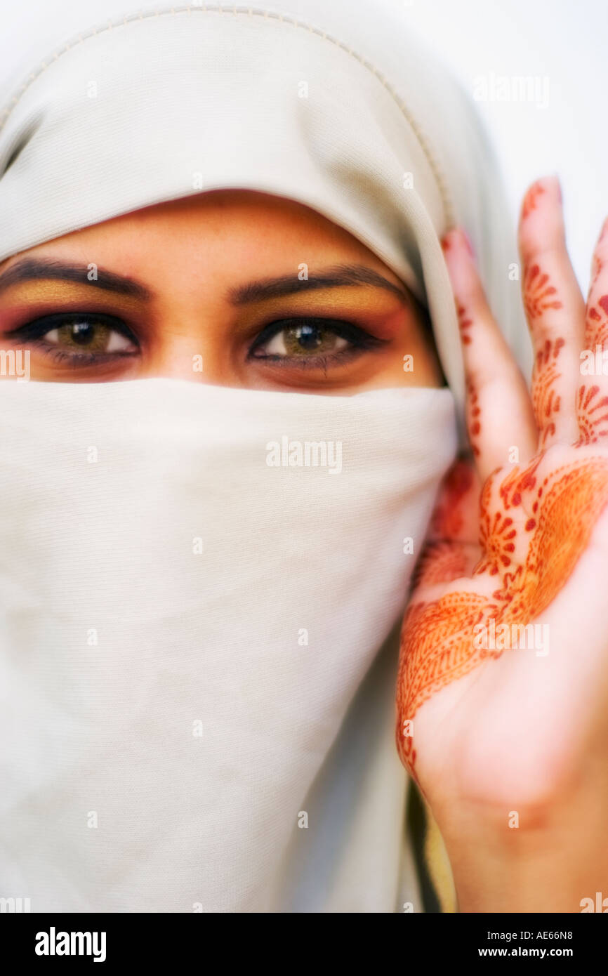 Schöne Frau trägt Hijab mit Hina oder Hennah auf Handfläche gemalt Stockfoto