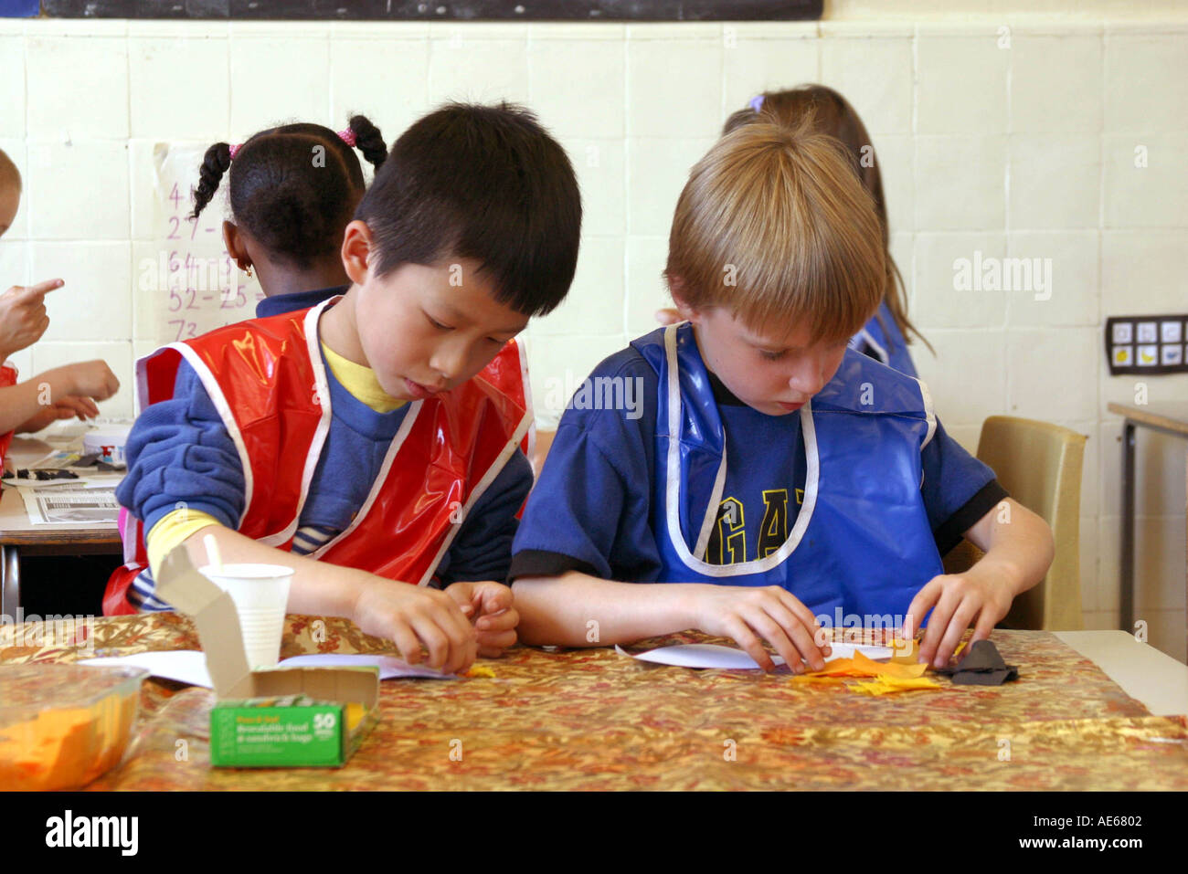 Primäre Schulkinder Jahr 2 im Kunstunterricht Stockfoto