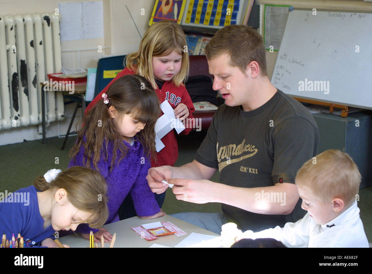 PV-Kinder 5 bis 6 Jahre in der Klasse Zeichnung und Modellbau Stockfoto