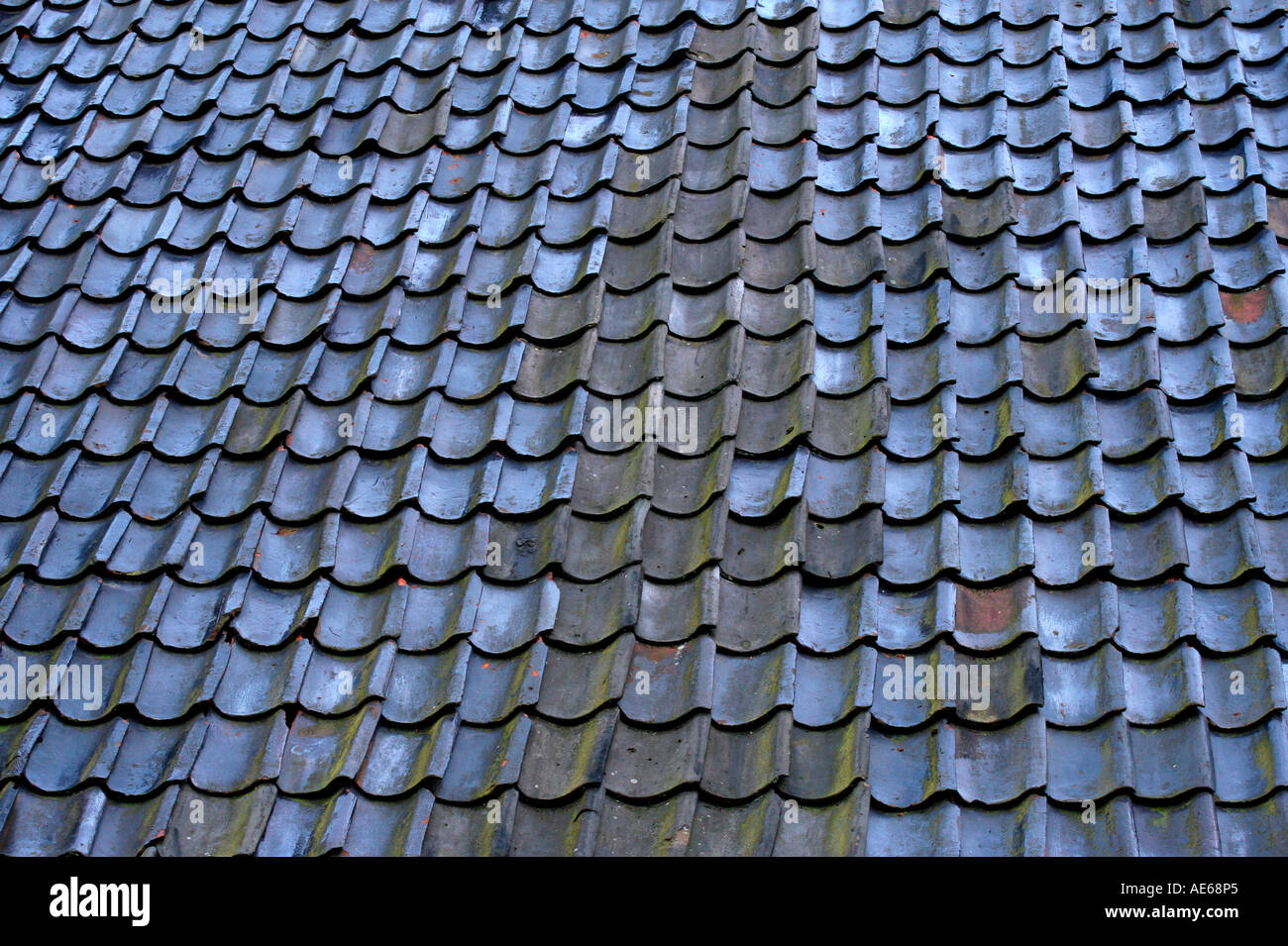 alte Dachsteine auf einem Dach Stockfoto