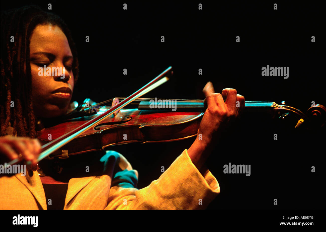 REGINA CARTER spielt die Violine mit KENNY BARRON auf Klavier an der 2001 MONTEREY JAZZ FESTIVAL in Kalifornien Stockfoto