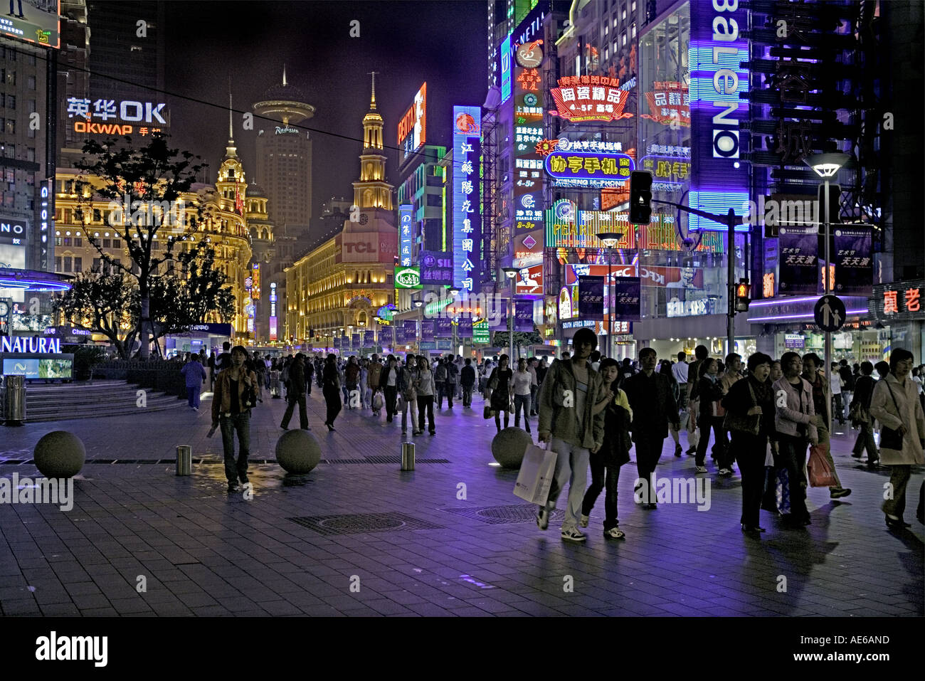 CHINA SHANGHAI Late Night Shopper Engstand Nanjing Road Stockfoto