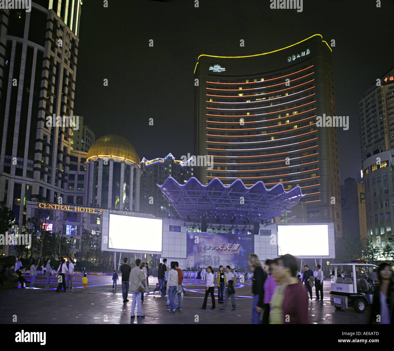 CHINA SHANGHAI Late Night Shopper Engstand Nanjing Road Stockfoto