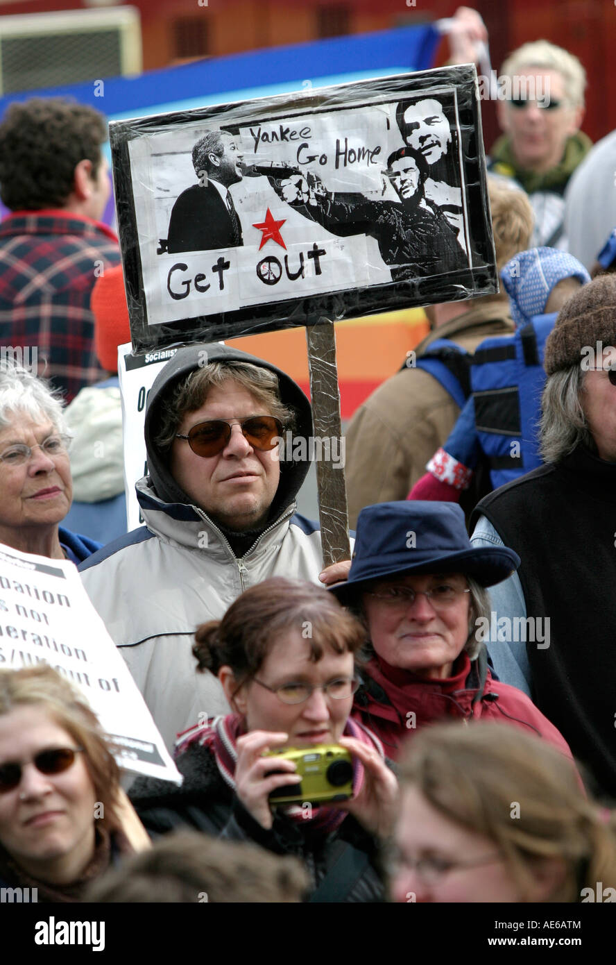 Mann mit Schild in Frieden Protest; Menge von prostesters Stockfoto