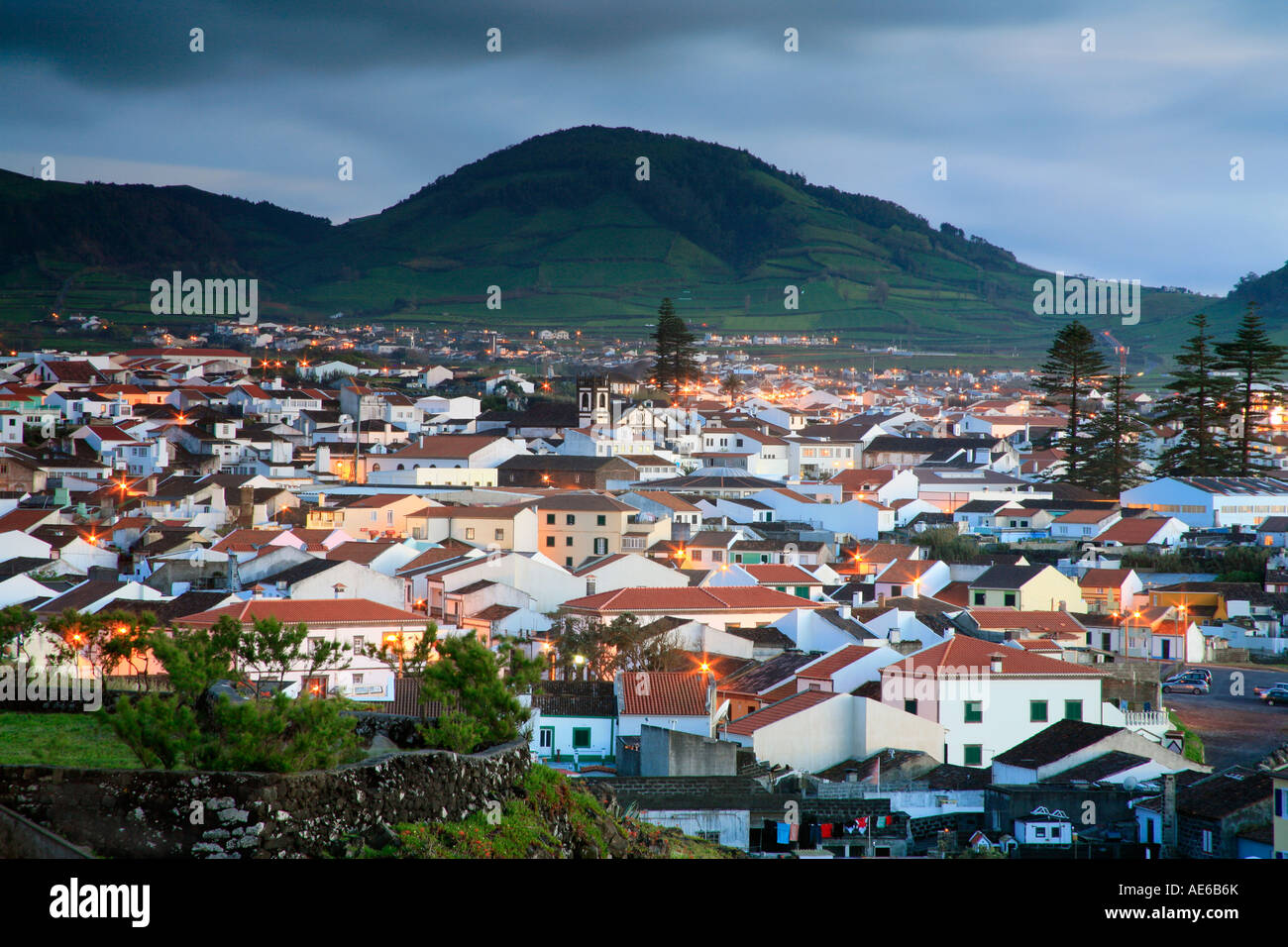 Dämmerung über der Stadt Ribeira Grande, in der Insel Sao Miguel. Azoren, Portugal Stockfoto