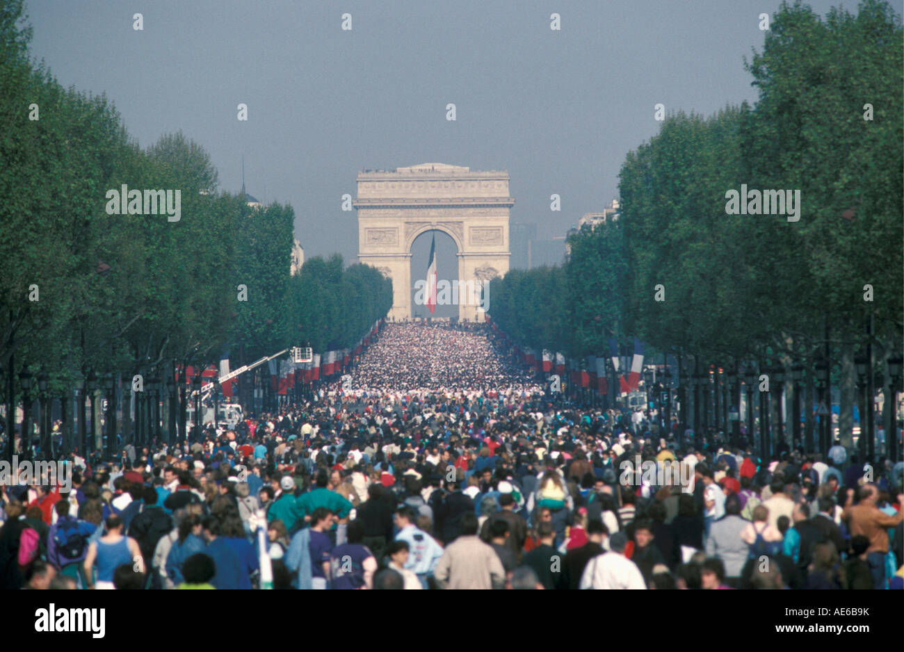 Frankreich Paris Avenue des Champs-Élysées und Arc de Triomphe Menschen zusammengebaut für Start marathon Stockfoto