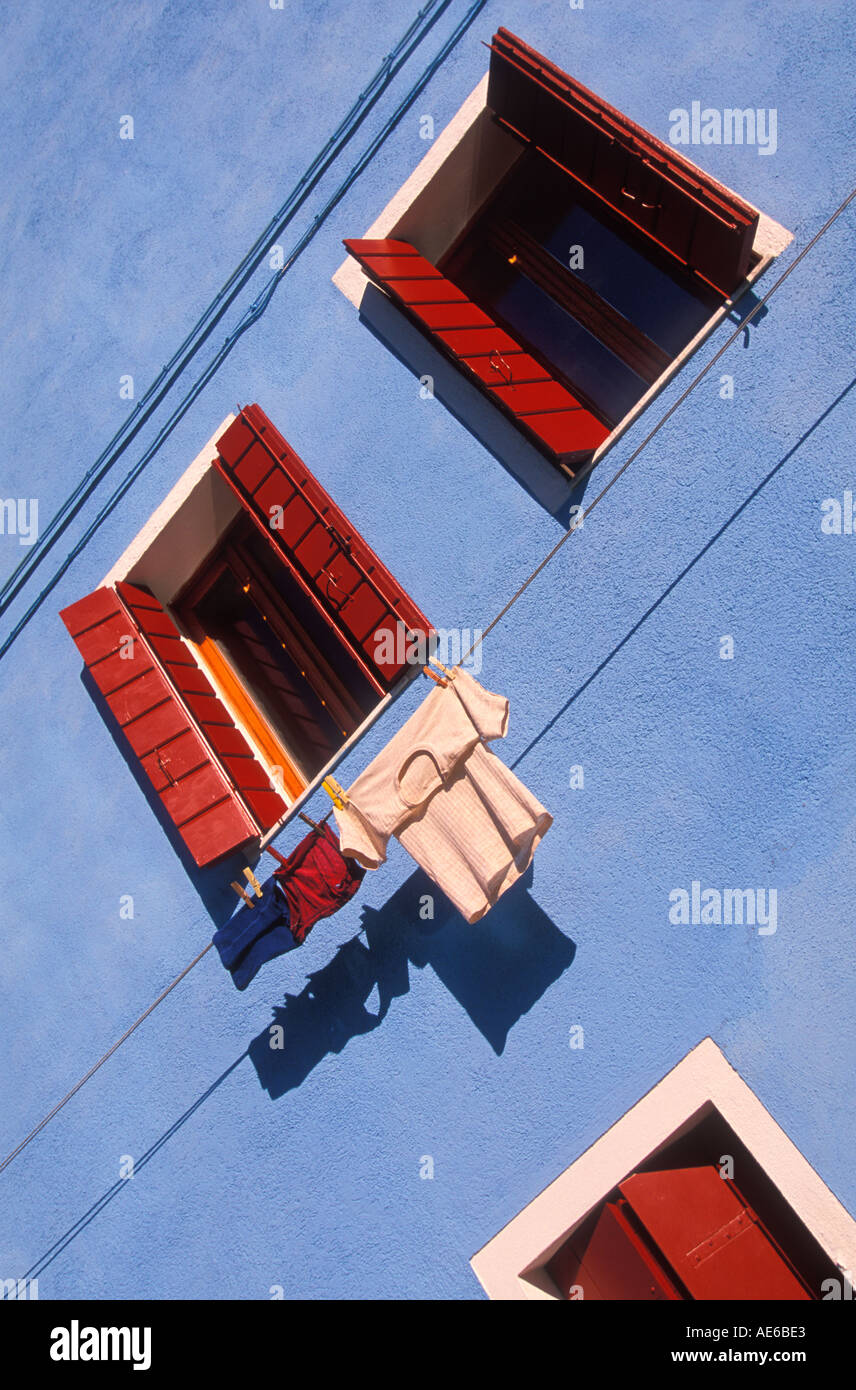 Hemd auf eine Wäscheleine hängen von einem blau lackierten Fishermans Cottage in Venedig Lagune Burano Insel Italien EU Europa Stockfoto