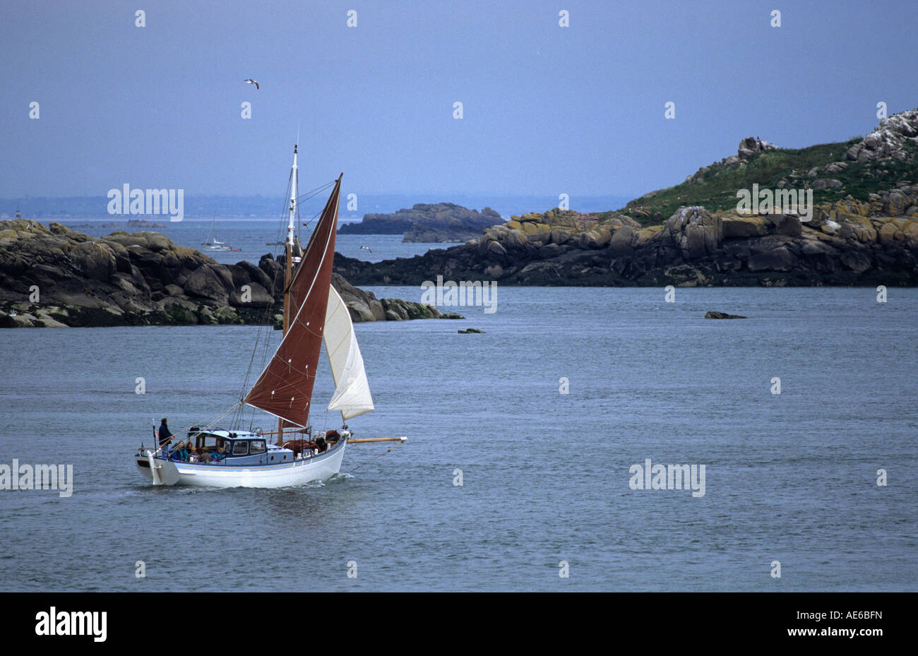 Frankreich, Normandie, Insel Chausey, Menschen auf Reisen, im Segelboot Stockfoto