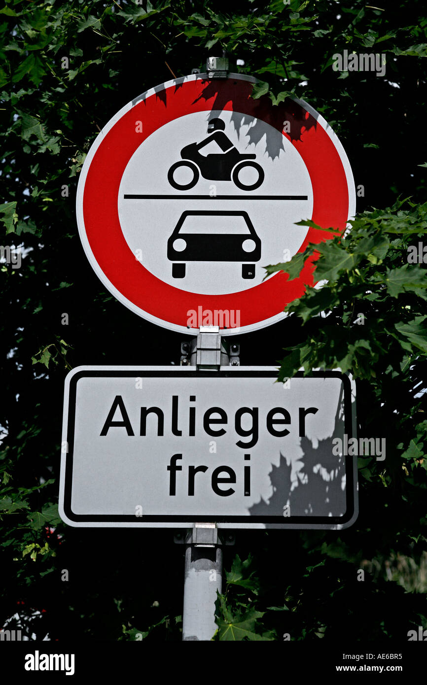 Verkehrszeichen, die teilweise von Bäumen verdeckt Stockfoto
