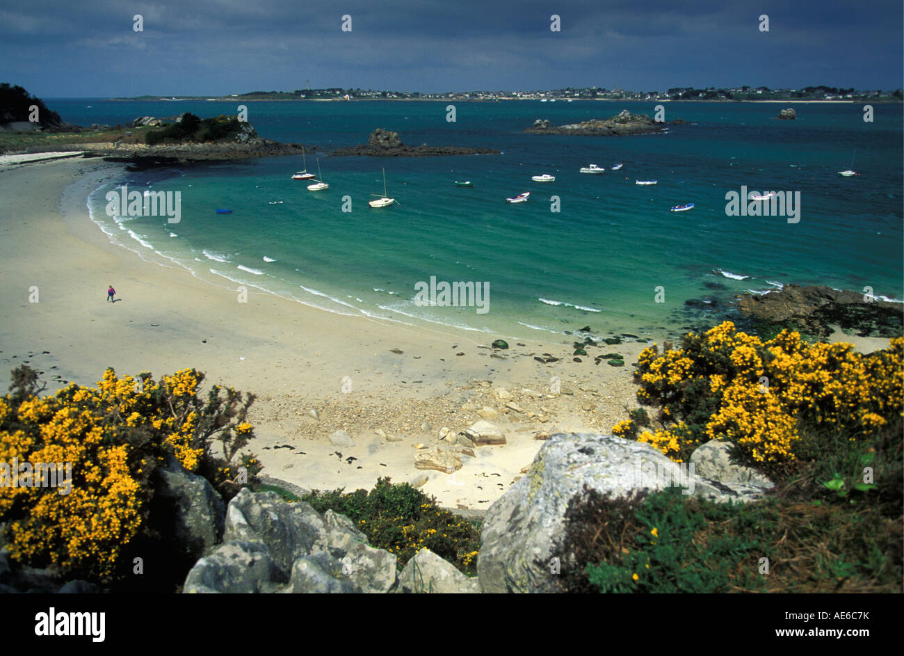 Frankreich, Bretagne, Roscoff, Boote im Meer Stockfoto