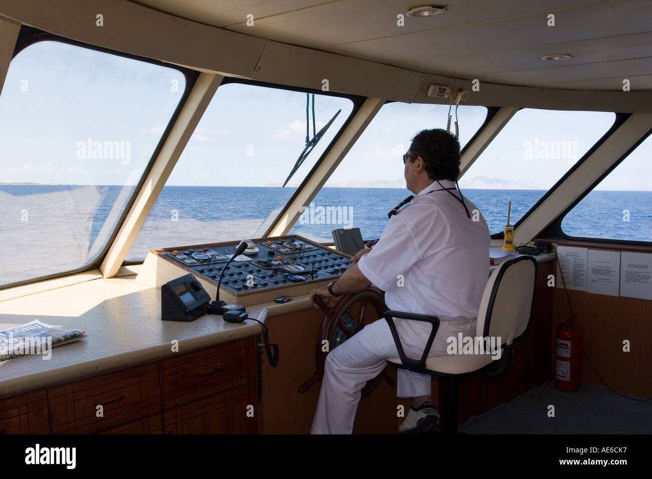 Kapitän auf der Brücke zwischen der Türkei und Griechenland Segeln Stockfoto
