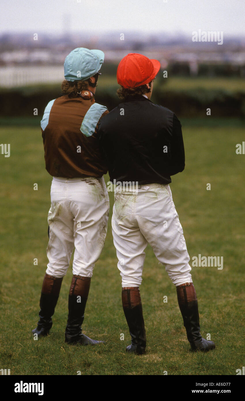 Grand National Horse Race Aintree. Zwei Amateur-Jockeys beobachten das Rennen, das sie von ihren Pferden geworfen wurden. Liverpool Lancashire 1980er HOMER SYKES Stockfoto