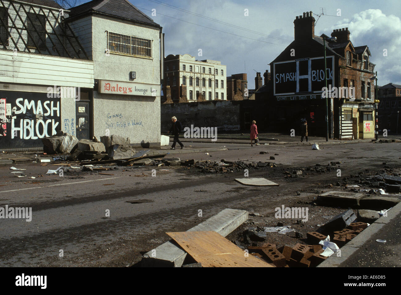 Belfast Nordirland 1980 s UK der Mühen, der Morgen nach einer nahen Zeit Aufruhr gegen H Schwarz, Long Kesh und Internierung. 1981 HOMER SYKES Stockfoto