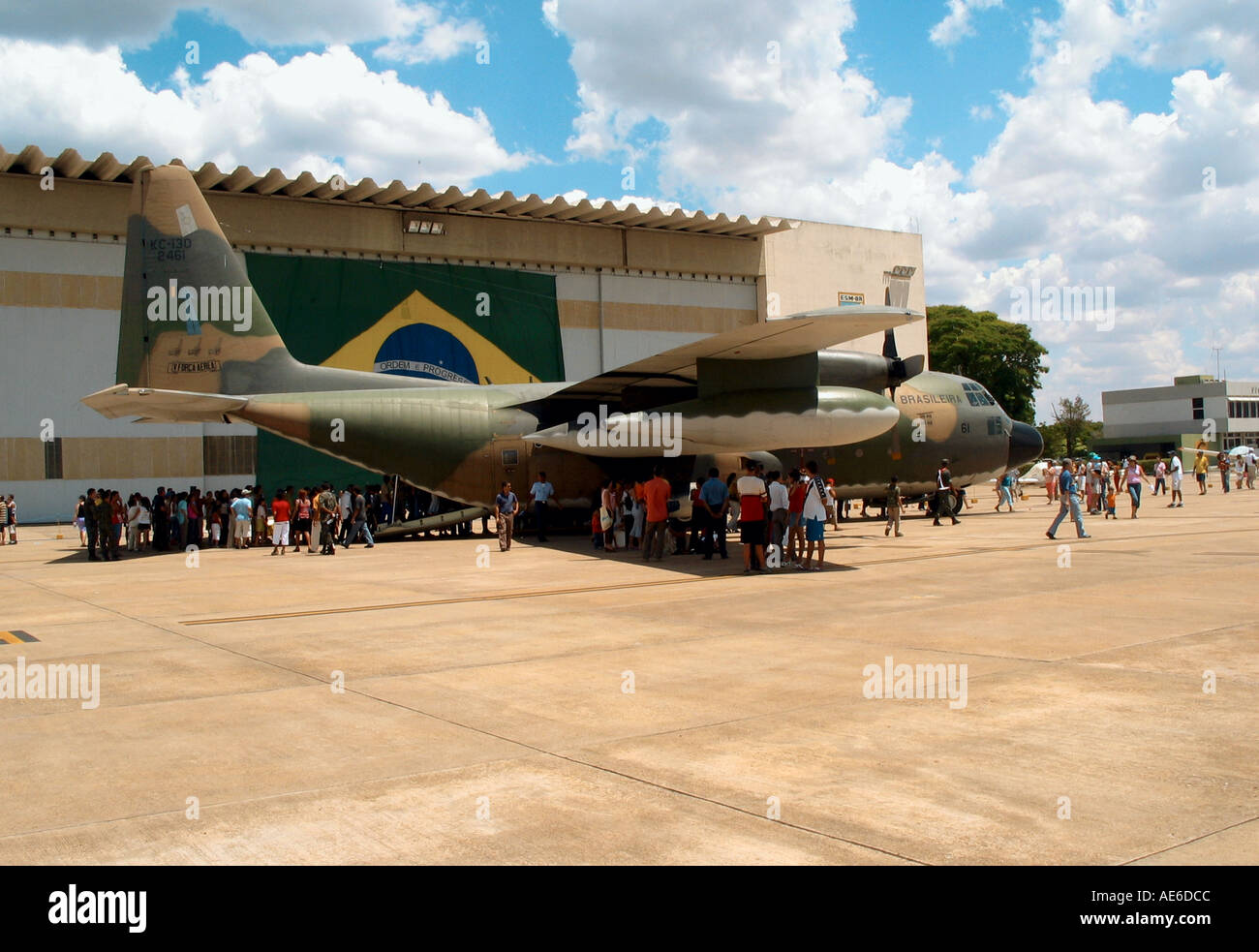 Menschen Schlange, um Hercules C 130 brasilianische Luftwaffe FAB zu sehen Stockfoto