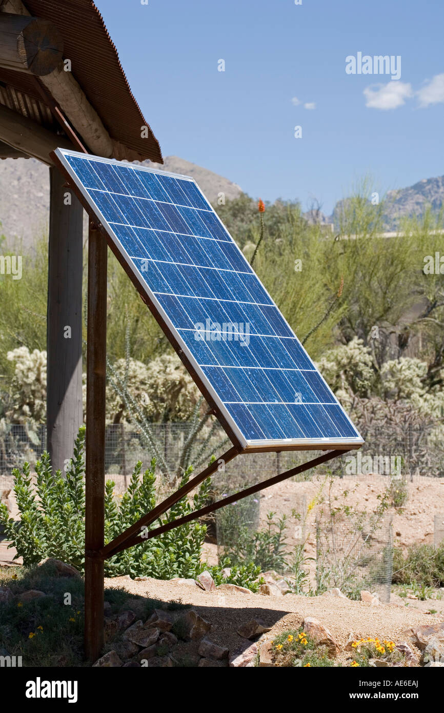 Solar-Panel verwendet wird, in einem Garten für Außenbeleuchtung und andere macht braucht Tucson Arizona Stockfoto