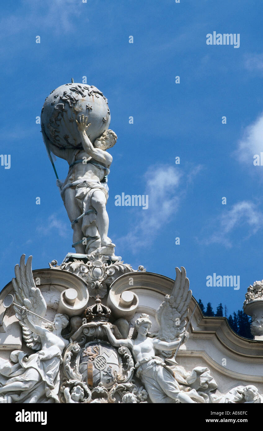 Niedrigen Winkel Ansicht der Statue des Atlas, Schloss Linderhof, Oberammergau, Oberbayern, Bayern, Deutschland Stockfoto