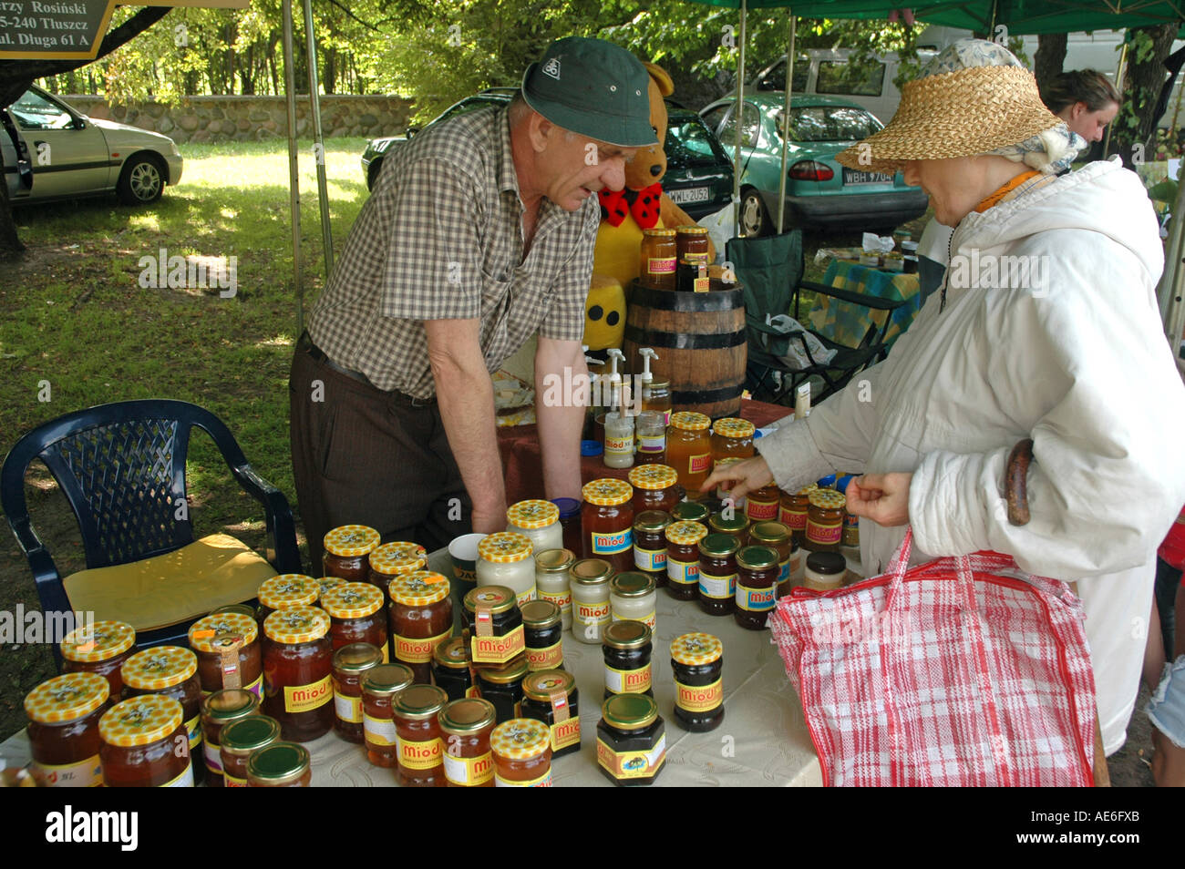 Mann, Verkauf von Honig auf gesunde und natürliche Regionalprodukte Festival in Polen Stockfoto