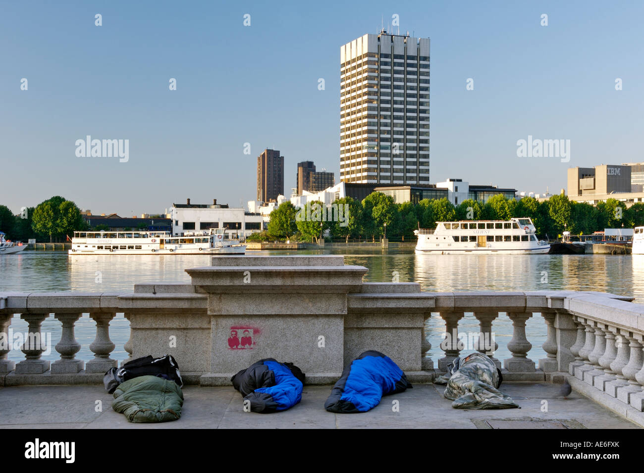 Vier Obdachlose schlafen entlang des Victoria Embankment der Themse in London. Stockfoto