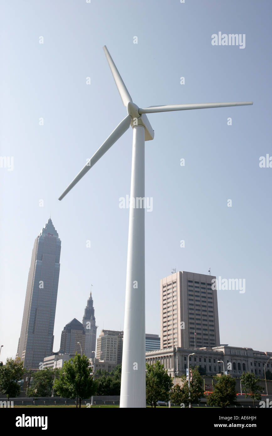 Ohio Cuyahoga County, Cleveland, windbetriebener Stromerzeuger, Skyline in der Innenstadt, Key Tower, OH070730010 Stockfoto