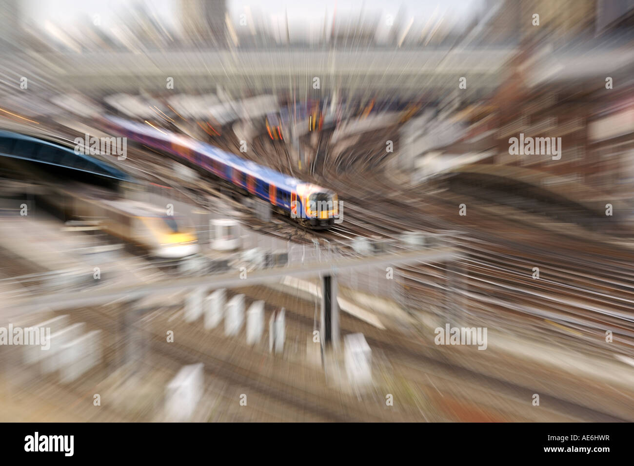 Zoom-verschwommen Blick auf Züge zum Bahnhof London Waterloo. Stockfoto