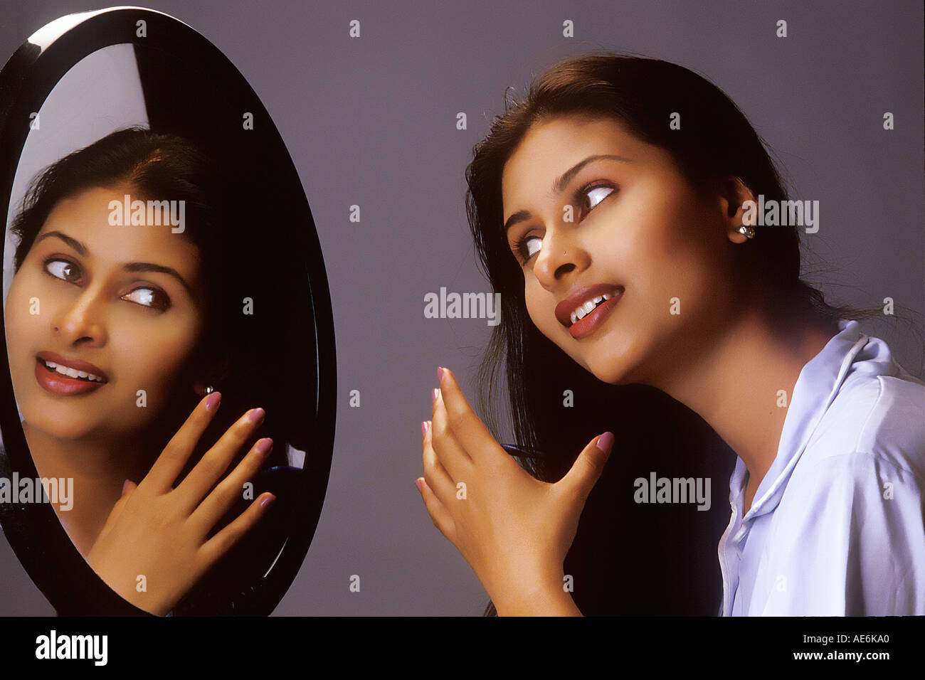 Blick in den Spiegel Modell Release Nummer 442 Indian-Asiatin Stockfoto