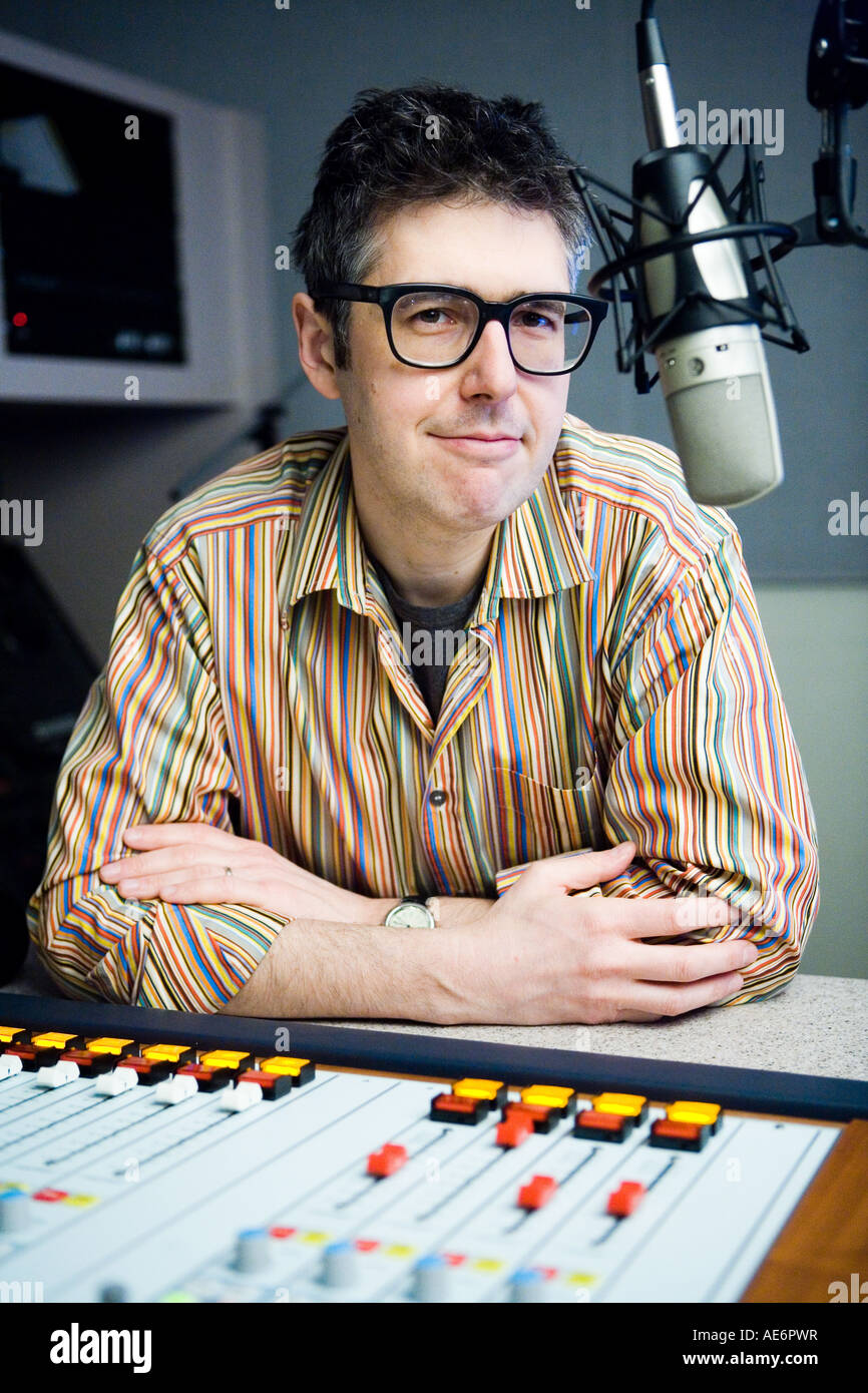 "Dieses amerikanische Leben" Gastgeber Ira Glass im Radiostudio Stockfoto