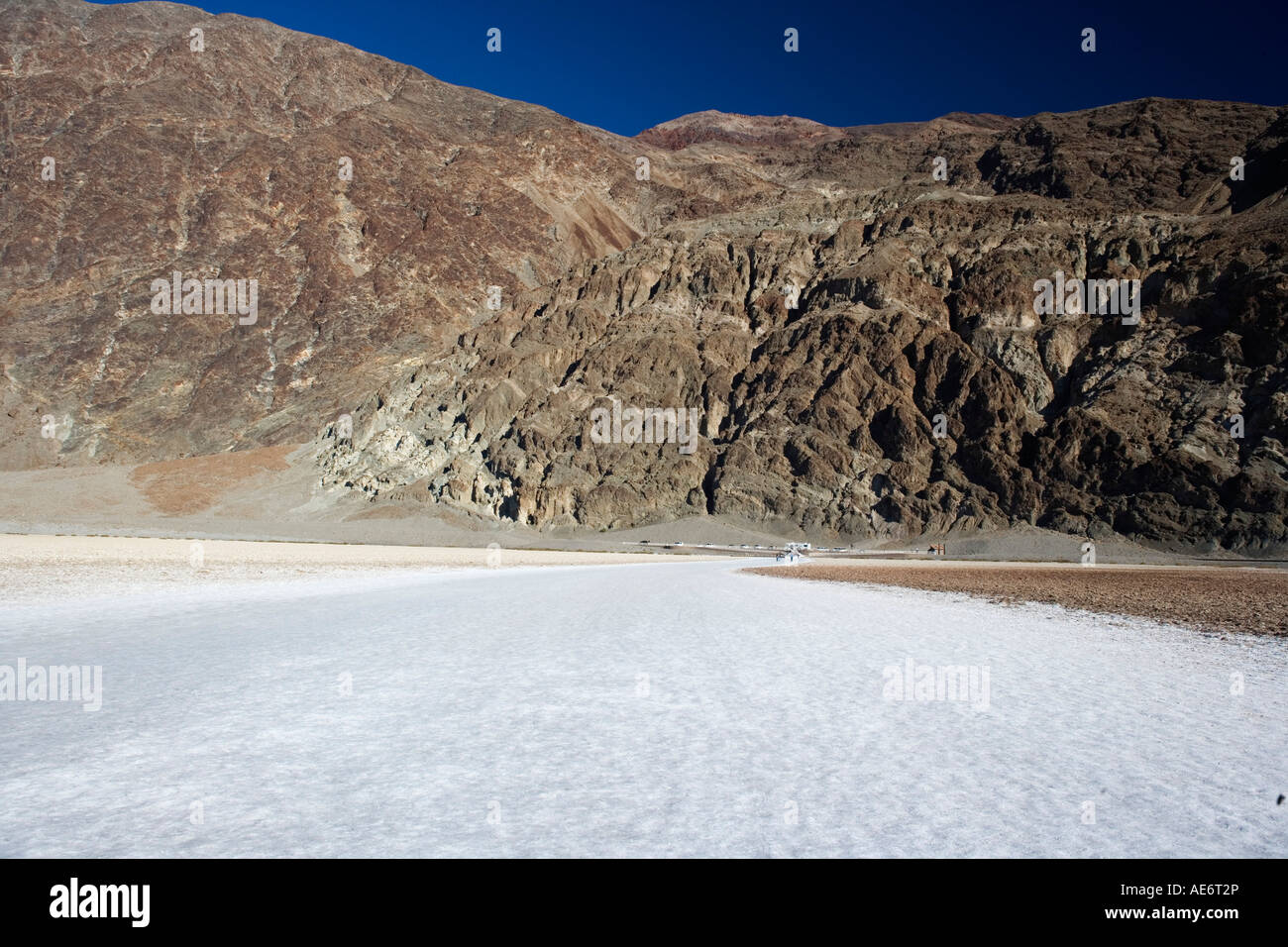 Salz flach bei Badwater den tiefsten Punkt der westlichen Hemisphäre in Death Valley Nationalpark CA Stockfoto