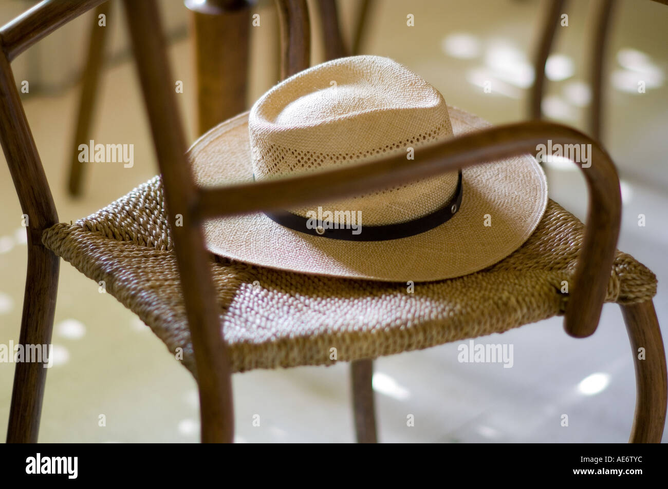 Stroh-Panamahut-Stil auf Stuhl Stockfoto