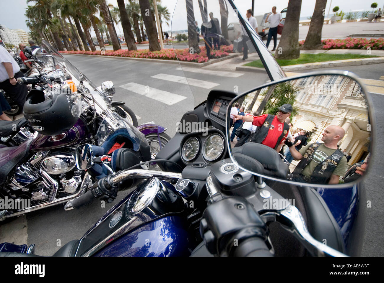 Radfahrer nehmen zahlende Sozius Passagiere auf einer Tour von der französischen Küste in der Nähe von Cannes Frankreich April 2006 Stockfoto
