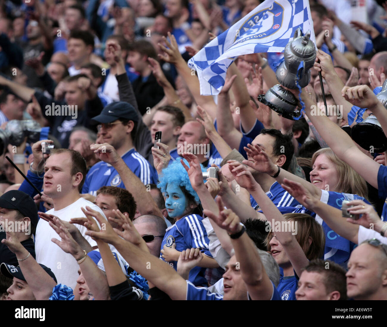 Blaue Chelsea-Fans feiern Sieg 2007 FA-Cup-Finale, zuerst im neuen Wembley-Stadion Stockfoto
