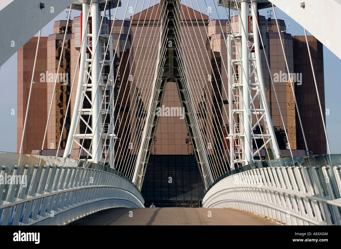 Millenium Fußgängerbrücke über den Manchester Ship Canal auf der Suche zum Quay West Stockfoto