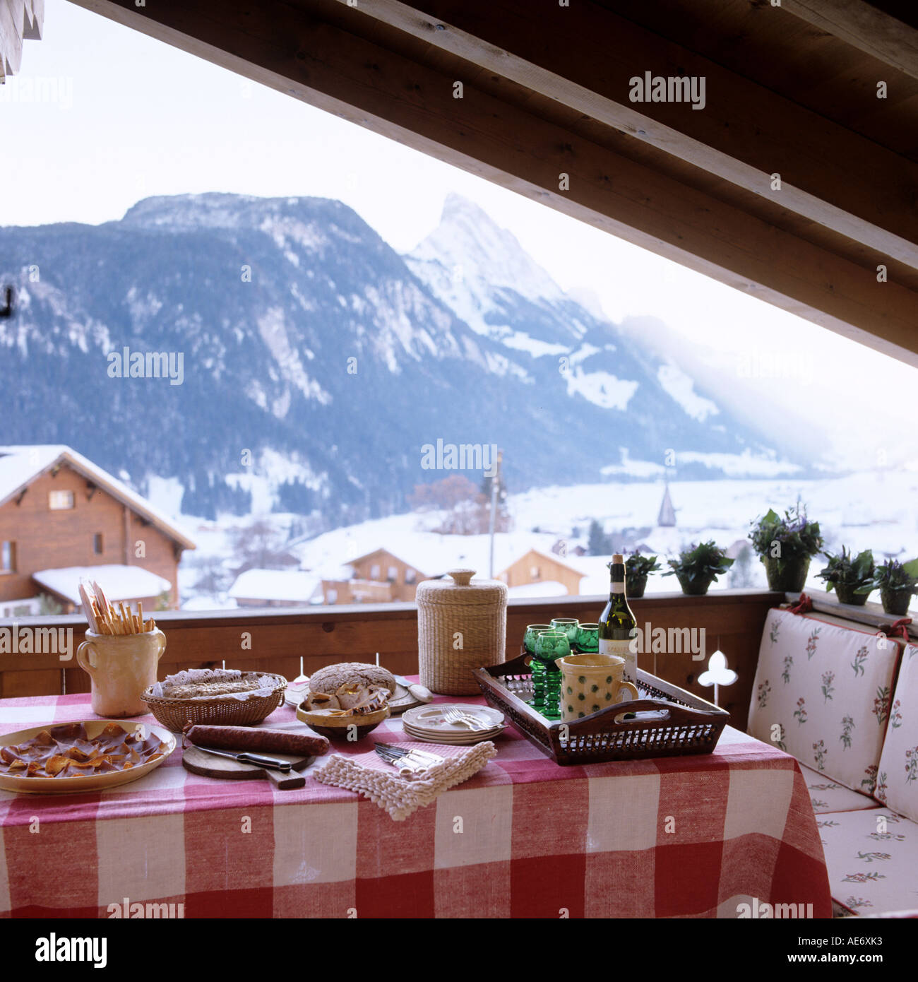 Tisch auf Chalet-Terrasse mit Blick auf die Berge Stockfoto