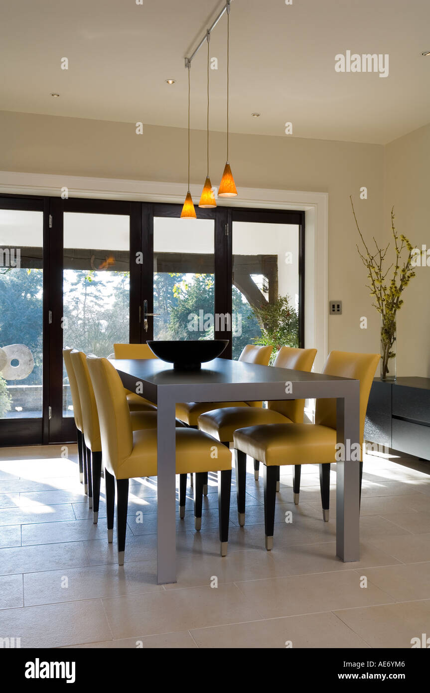 moderner Tisch und Stühle im Speisesaal Smiros Architekten Stockfoto