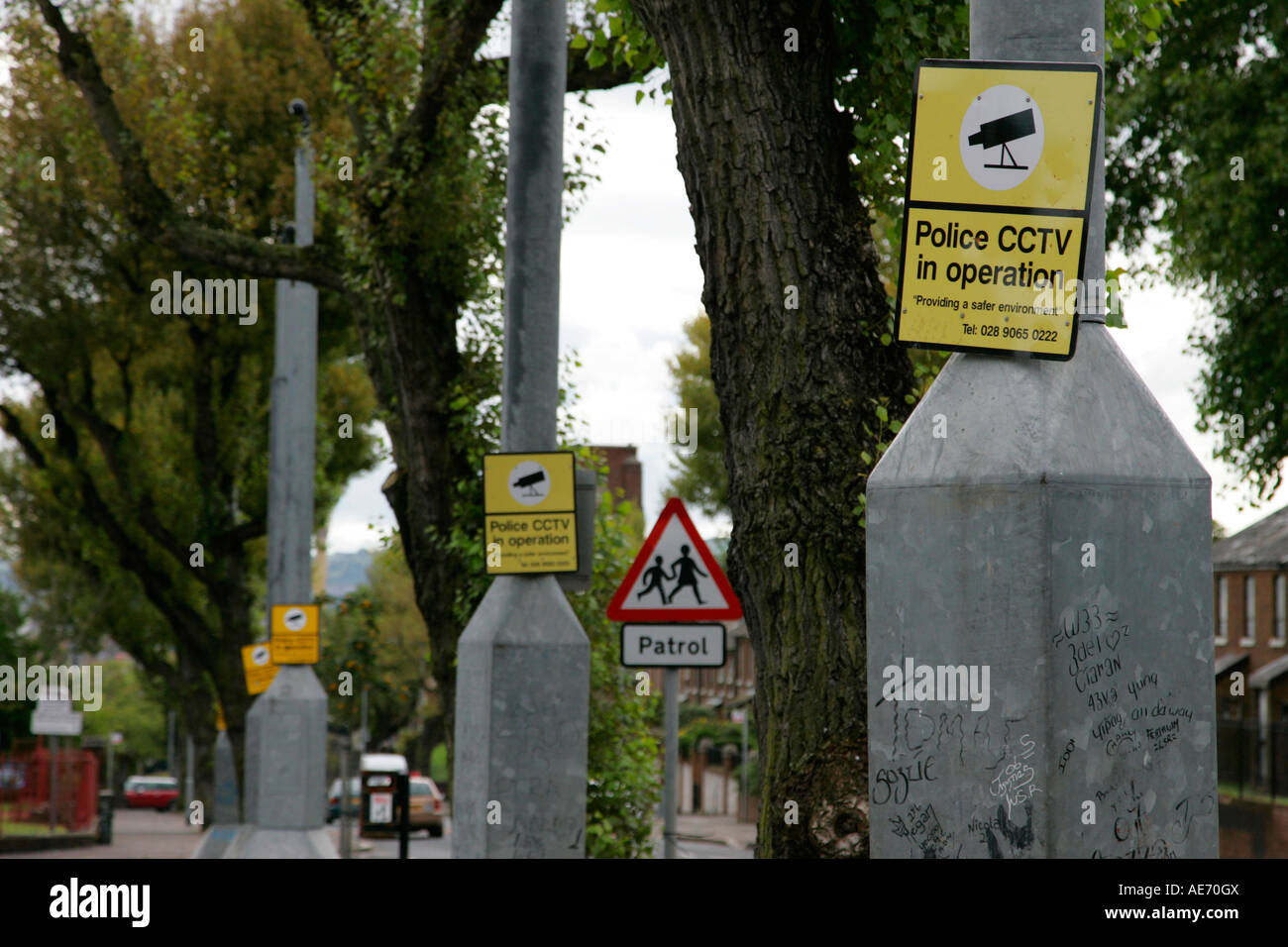 Zeile der Polizei Psni CCTV-Überwachungskameras Futter Schnittstellenbereich in Nord-belfast Stockfoto Zeile der Polizei Psni CCTV-Überwachungskameras Futter Schnittstellenbereich in Nord-belfast Stockfoto