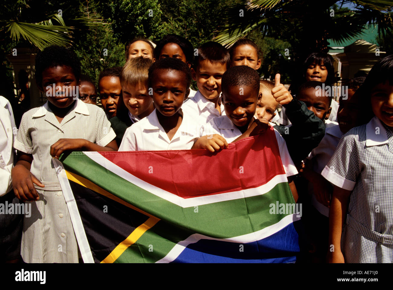 Südafrikanische Schulkinder in Johannesburg mit der Nationalflagge der Republik Südafrika Stockfoto